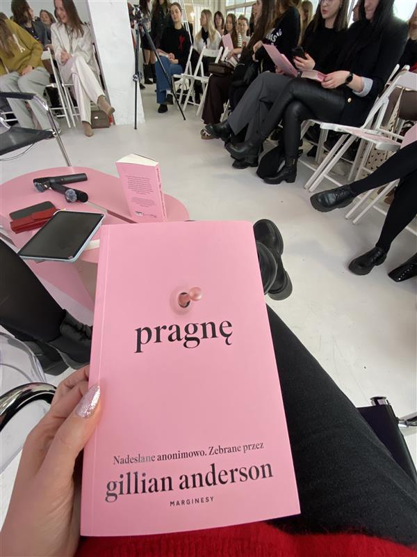 „Pragnę” Gillian Anderson – o 174 kobiecych fantazjach